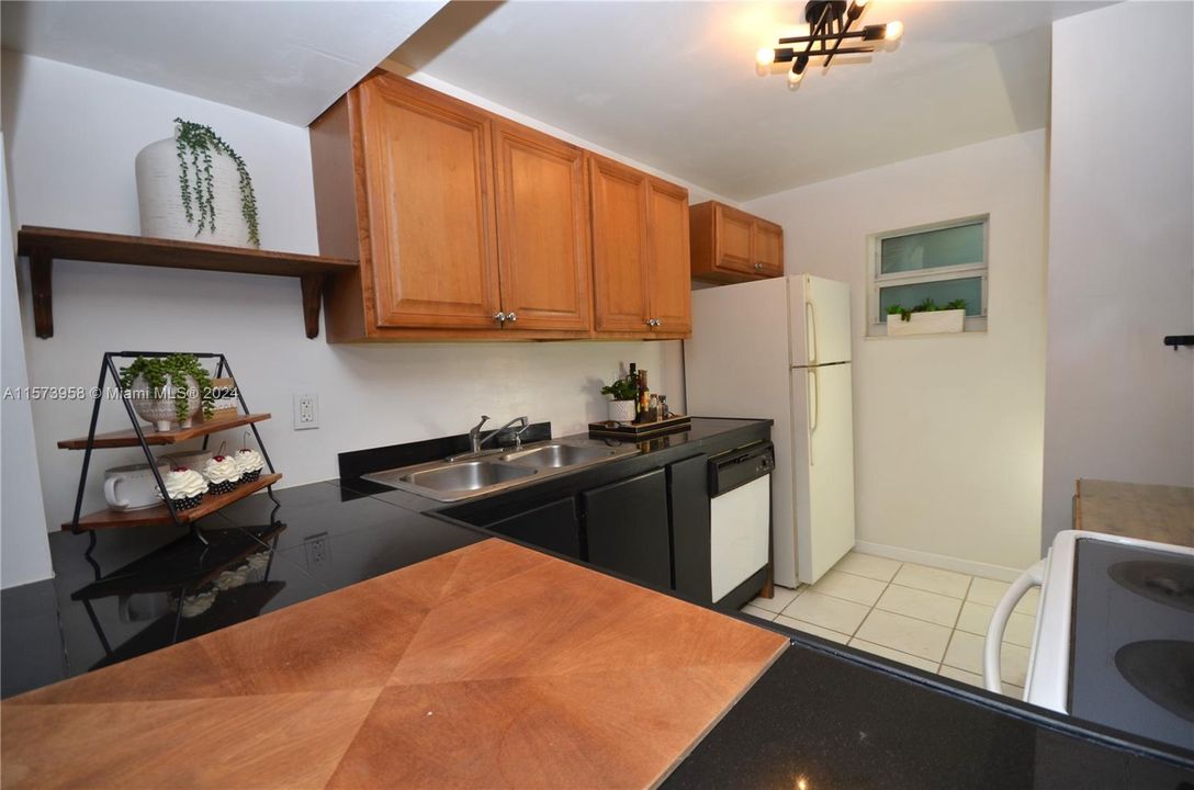 For Sale: $270,000 (2 beds, 2 baths, 965 Square Feet)