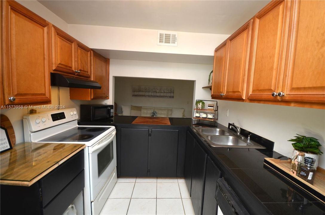 For Sale: $270,000 (2 beds, 2 baths, 965 Square Feet)