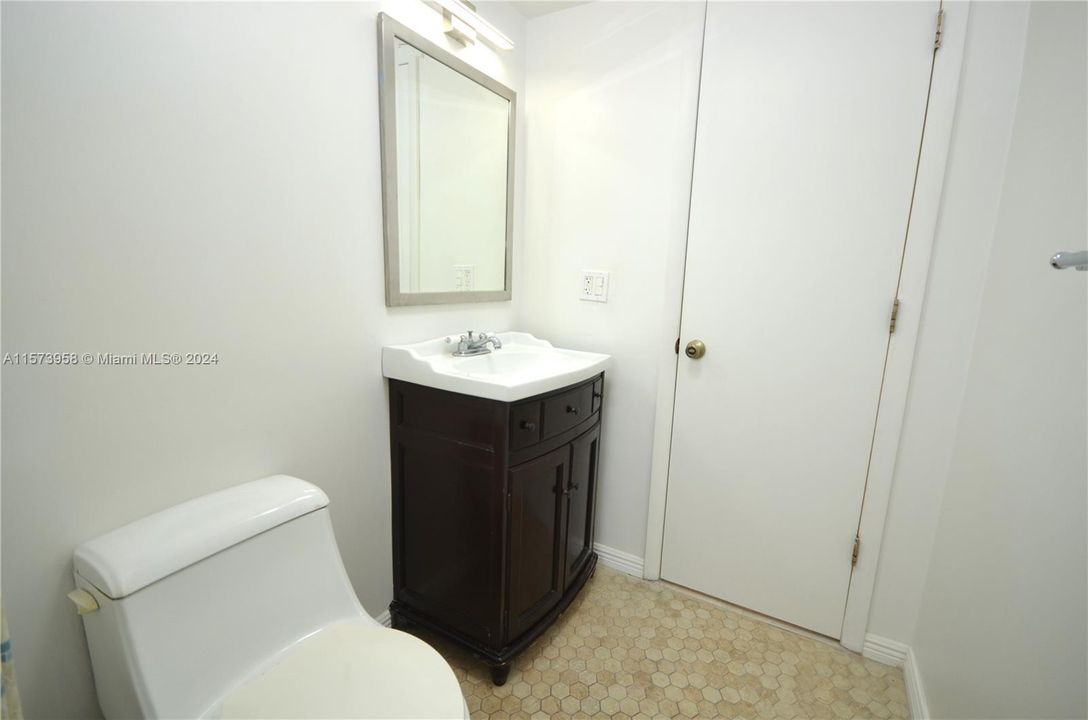 For Sale: $270,000 (2 beds, 2 baths, 965 Square Feet)