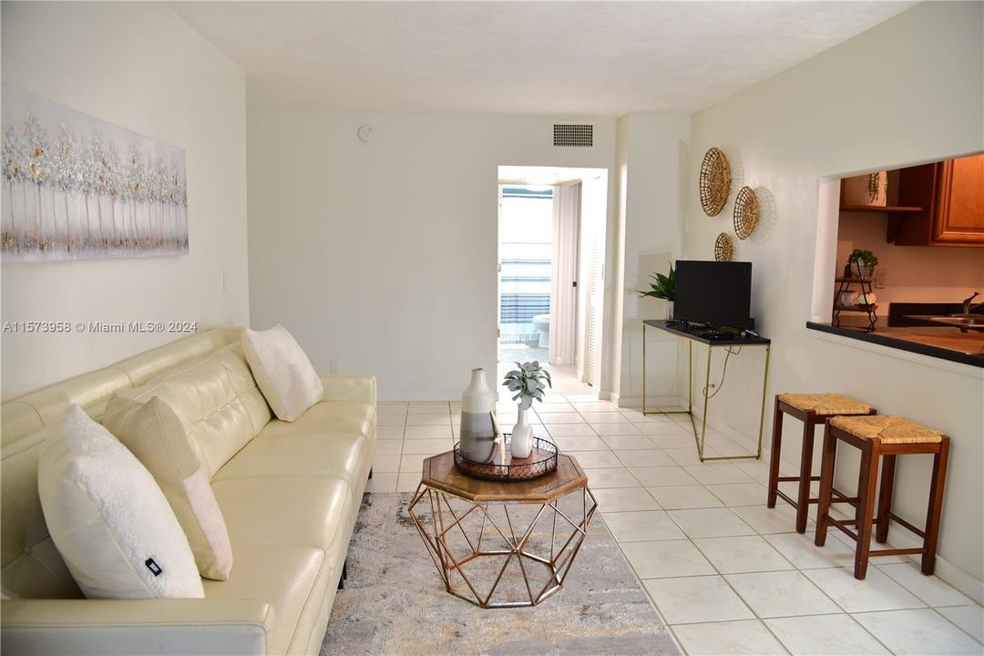 For Sale: $270,000 (2 beds, 2 baths, 965 Square Feet)