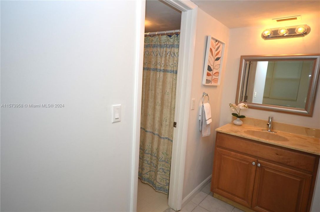 For Sale: $270,000 (2 beds, 2 baths, 965 Square Feet)