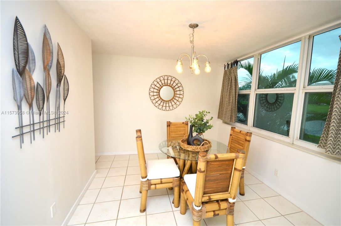 For Sale: $270,000 (2 beds, 2 baths, 965 Square Feet)