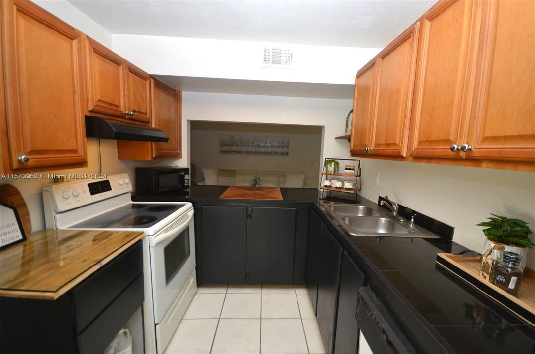 For Sale: $270,000 (2 beds, 2 baths, 965 Square Feet)