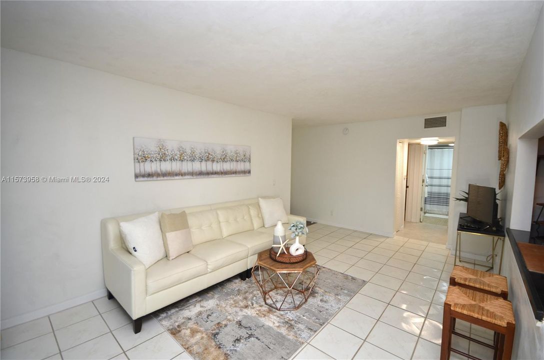 For Sale: $270,000 (2 beds, 2 baths, 965 Square Feet)