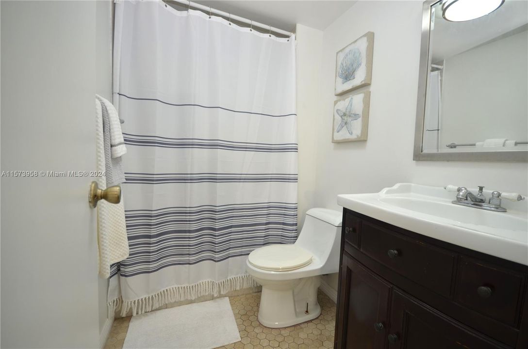 For Sale: $270,000 (2 beds, 2 baths, 965 Square Feet)