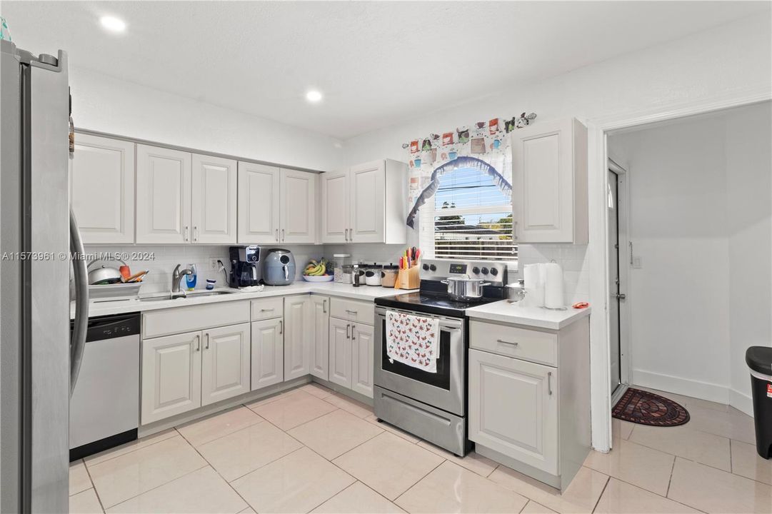 For Sale: $485,000 (3 beds, 2 baths, 1172 Square Feet)