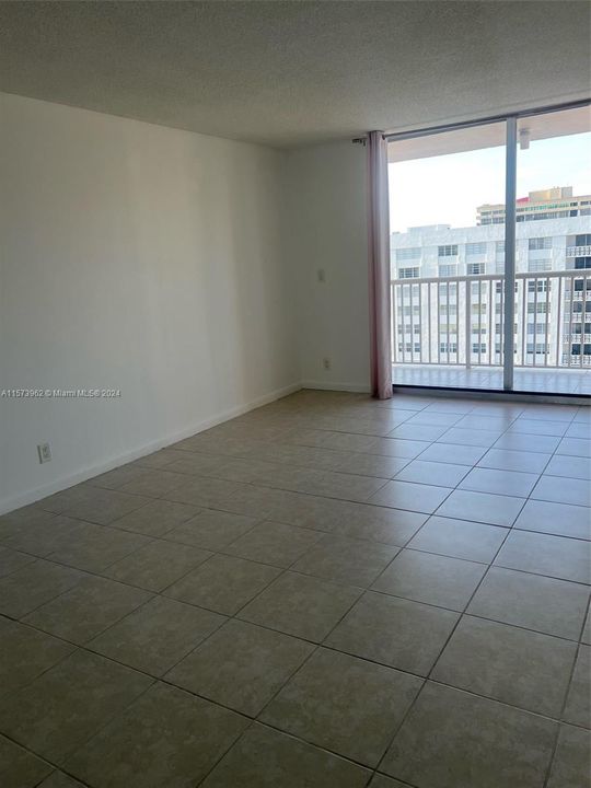 For Rent: $2,300 (1 beds, 1 baths, 1016 Square Feet)