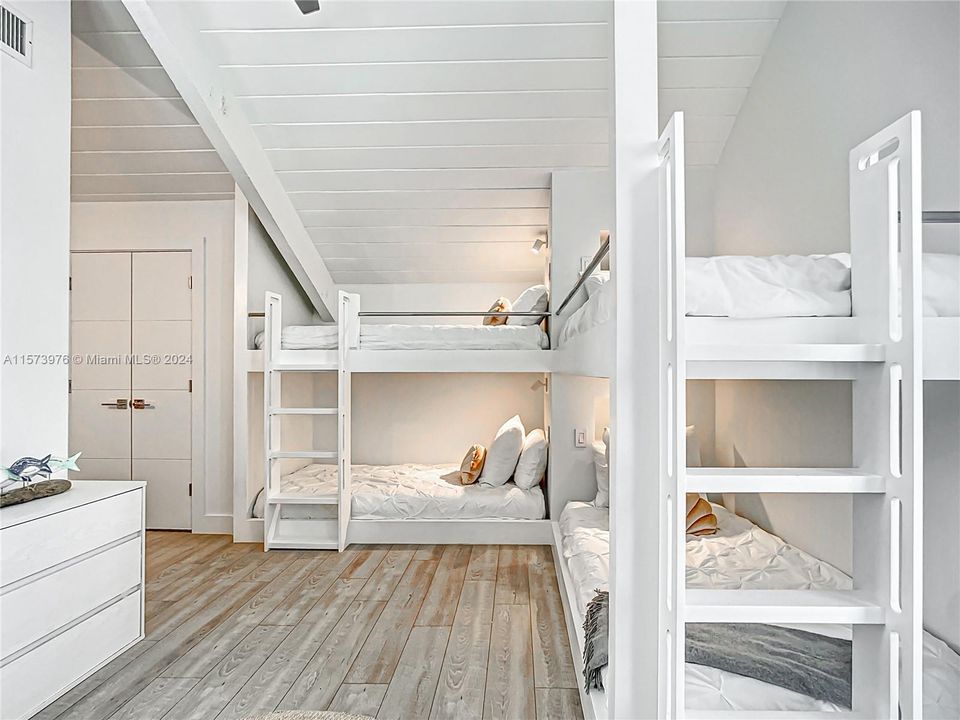 Recently Rented: $20,000 (3 beds, 3 baths, 1926 Square Feet)