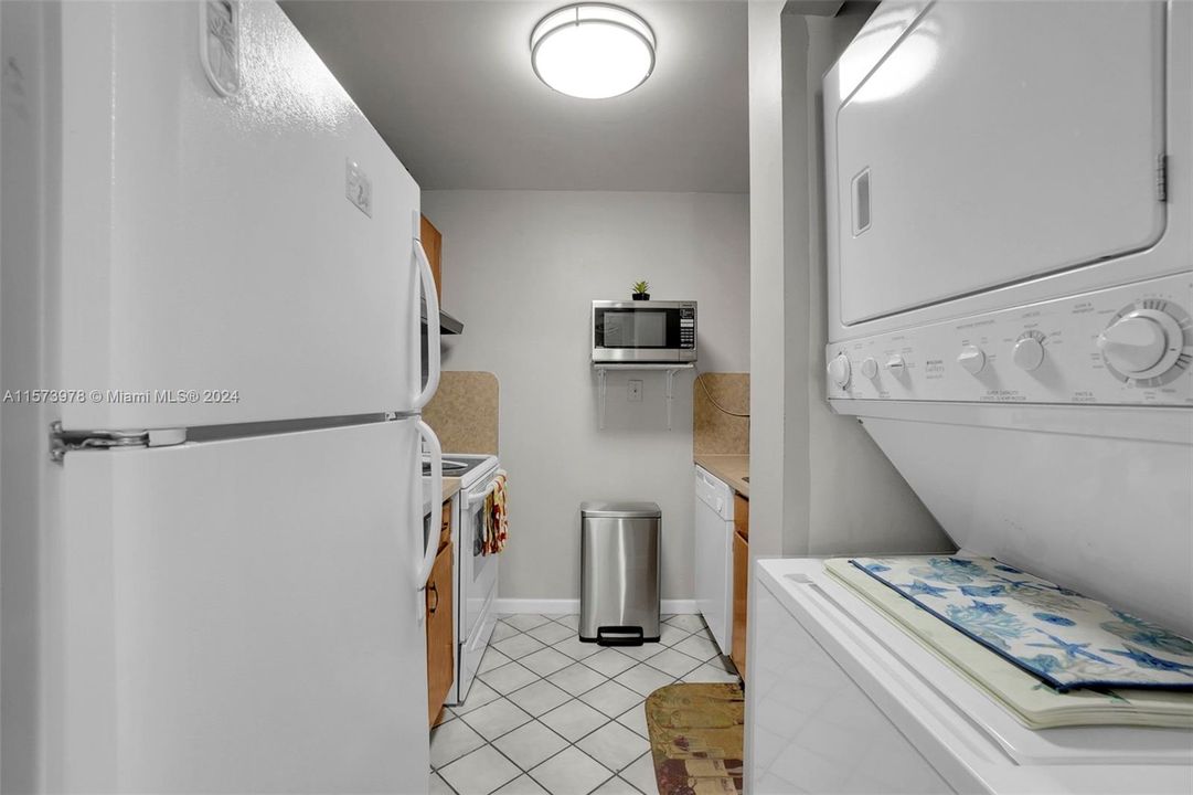 For Sale: $199,999 (1 beds, 1 baths, 690 Square Feet)
