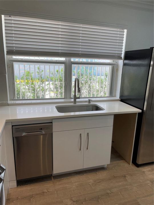 For Rent: $2,550 (2 beds, 1 baths, 900 Square Feet)