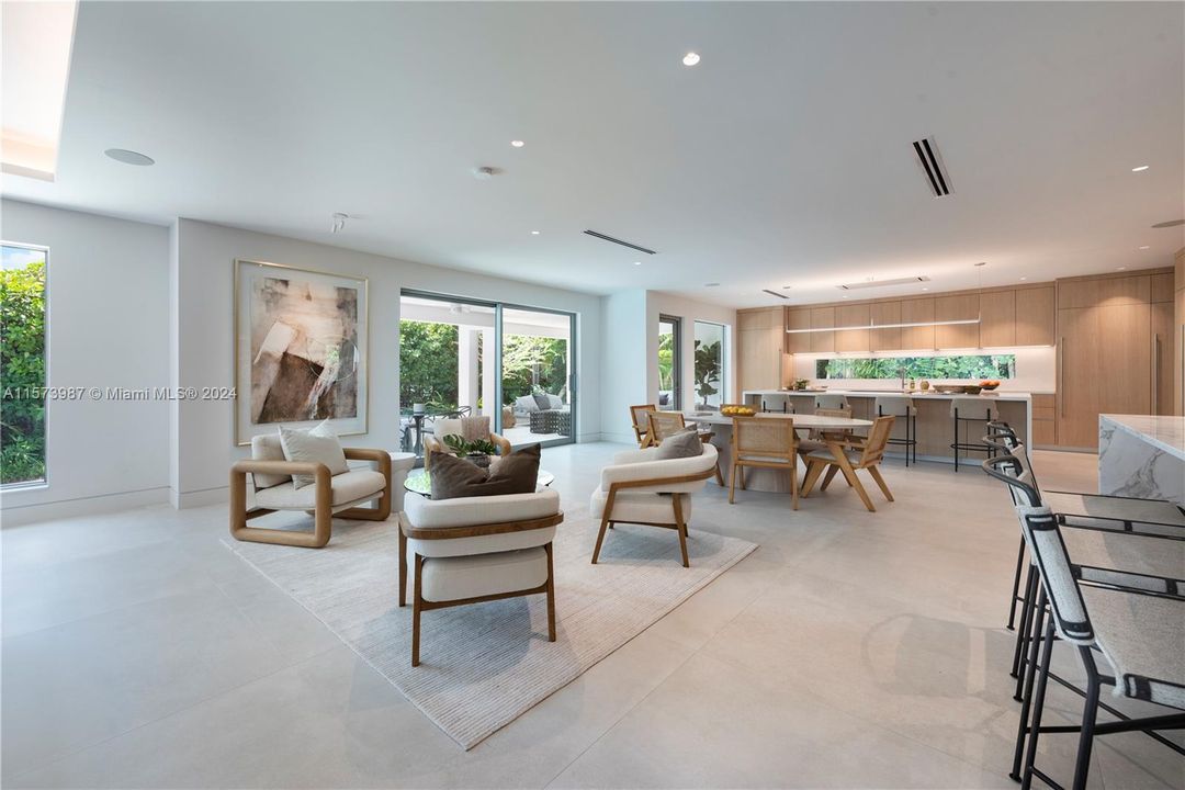 Active With Contract: $4,985,000 (5 beds, 5 baths, 4360 Square Feet)