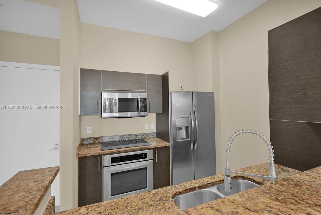 For Rent: $2,500 (1 beds, 1 baths, 755 Square Feet)