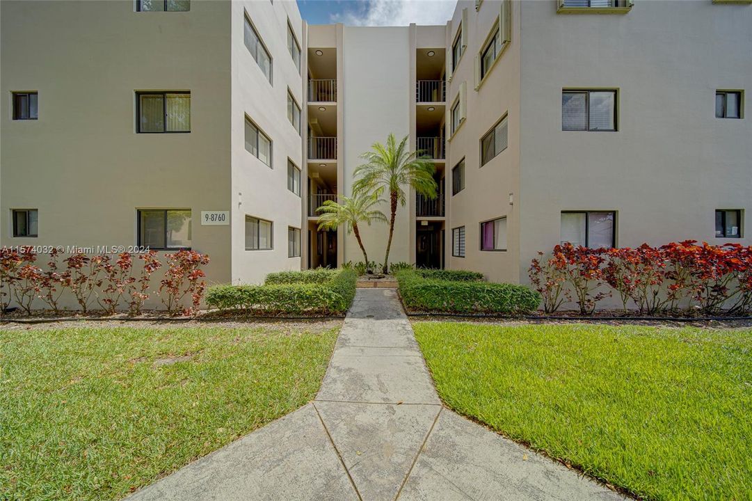 Active With Contract: $259,900 (2 beds, 2 baths, 965 Square Feet)
