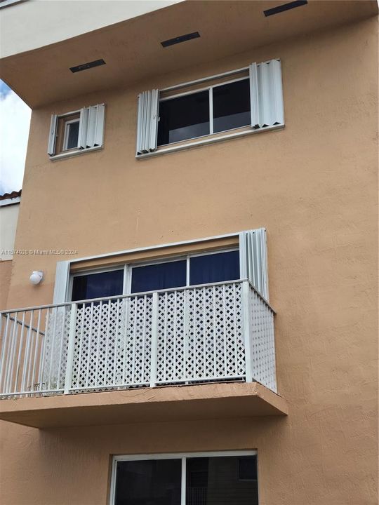 Balcony with accordeon shutters