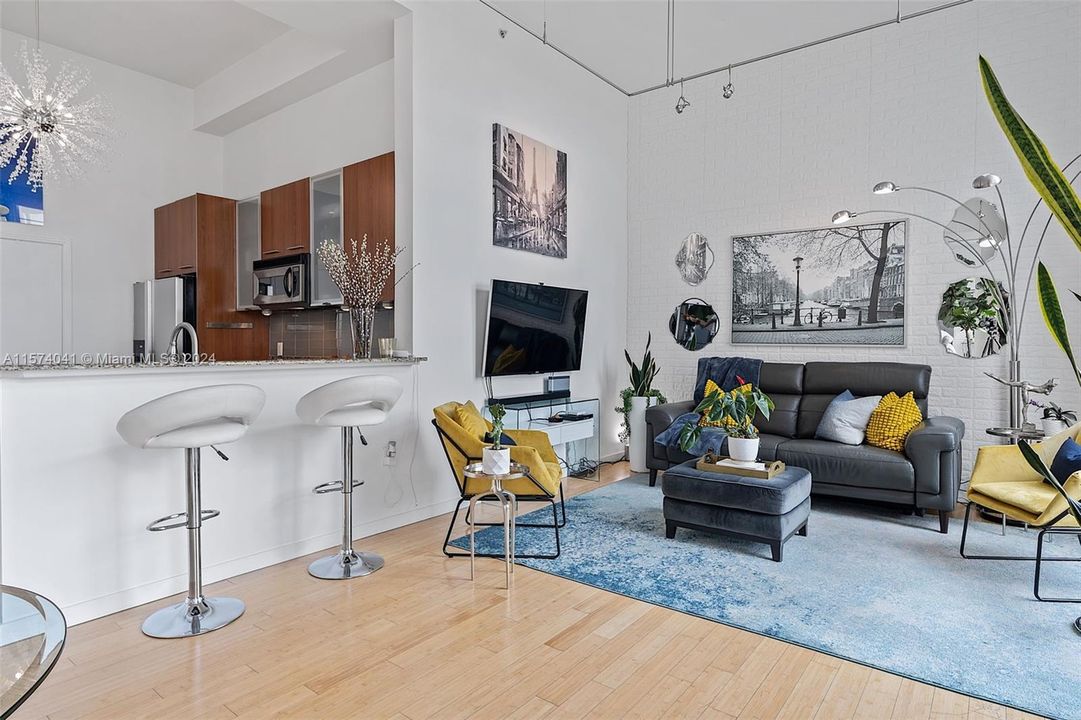 Active With Contract: $359,900 (1 beds, 1 baths, 820 Square Feet)
