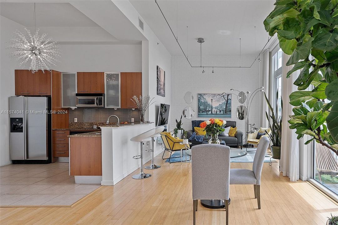 Active With Contract: $359,900 (1 beds, 1 baths, 820 Square Feet)