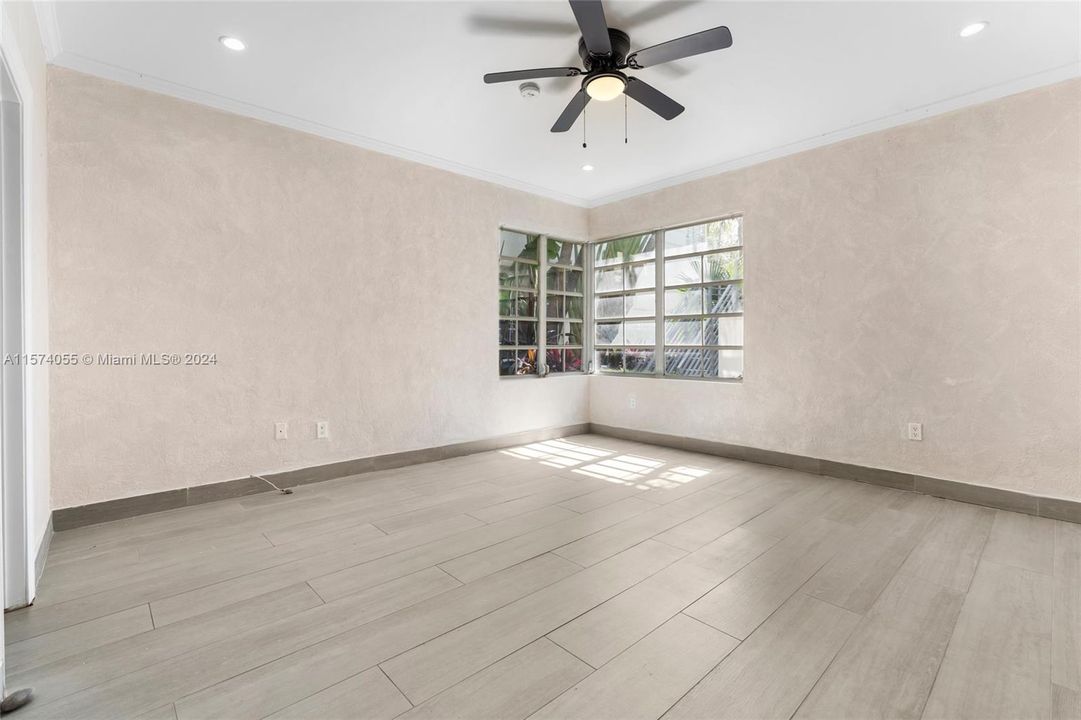 For Sale: $450,000 (2 beds, 2 baths, 920 Square Feet)