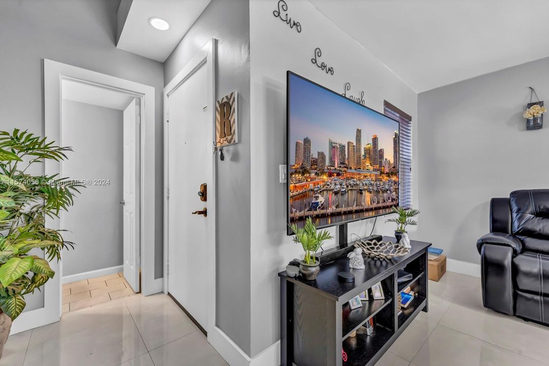 For Sale: $450,000 (3 beds, 2 baths, 1293 Square Feet)