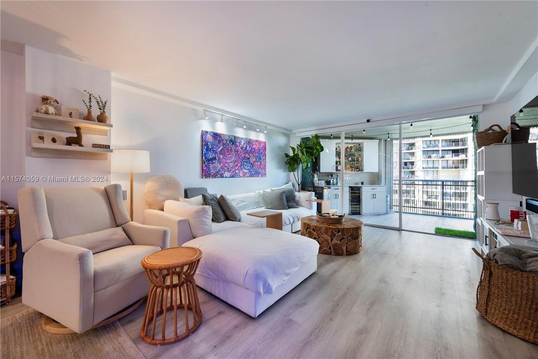 Active With Contract: $5,000 (1 beds, 1 baths, 816 Square Feet)