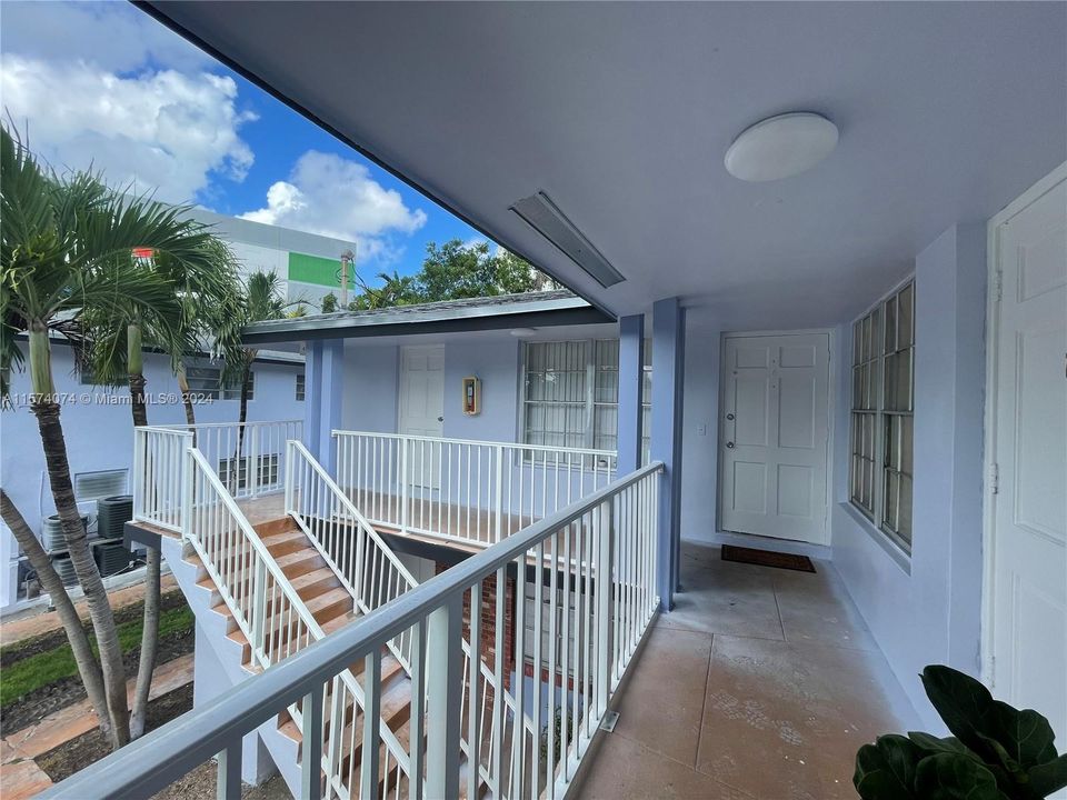 For Sale: $239,999 (2 beds, 1 baths, 830 Square Feet)