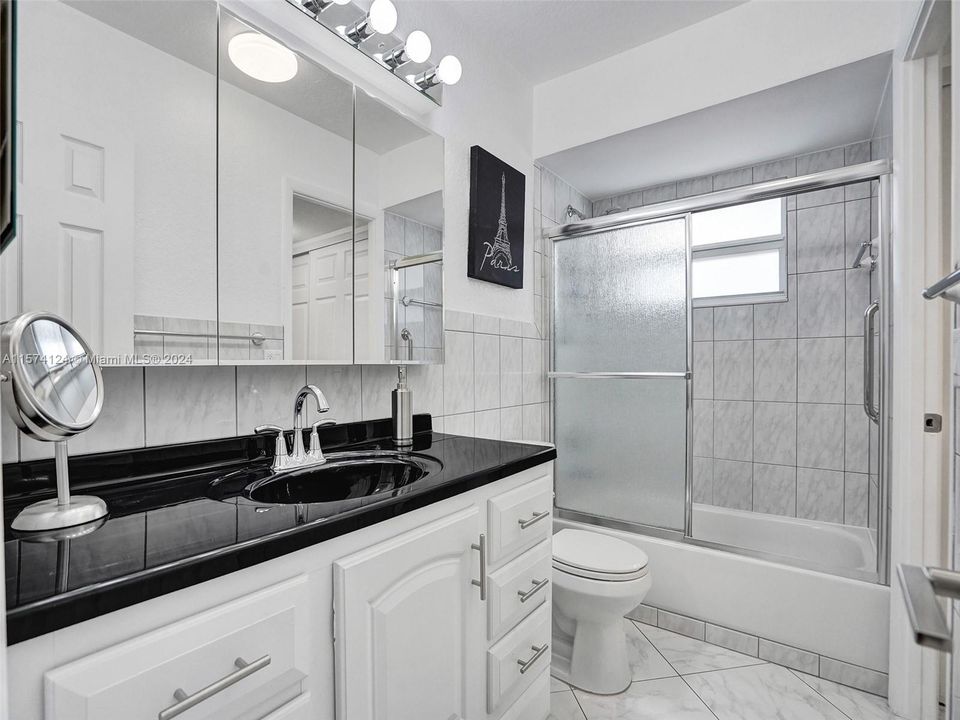 For Sale: $144,900 (1 beds, 1 baths, 684 Square Feet)