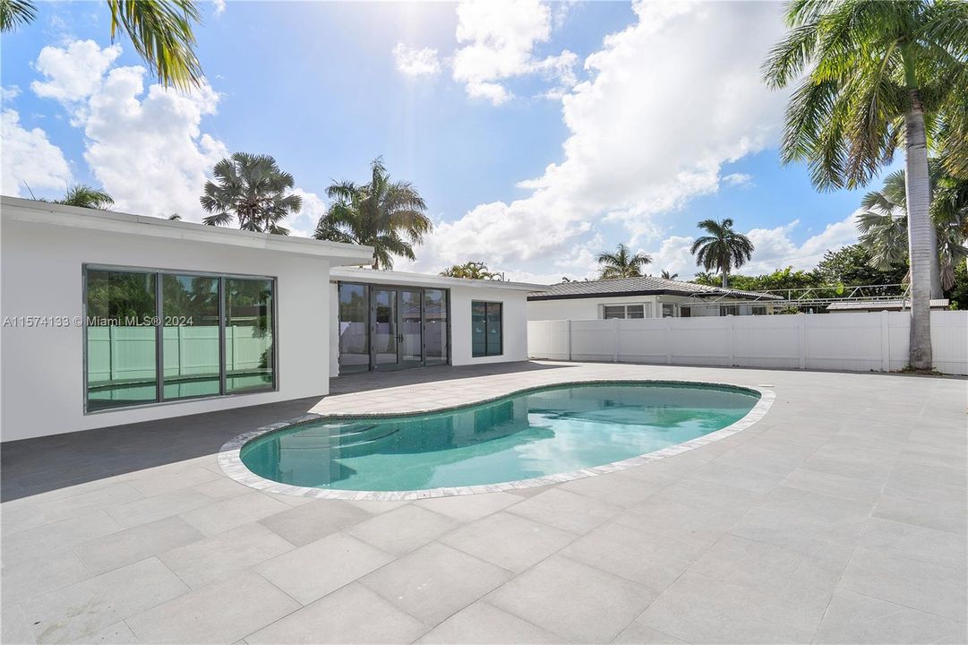 Active With Contract: $850,000 (3 beds, 3 baths, 2139 Square Feet)