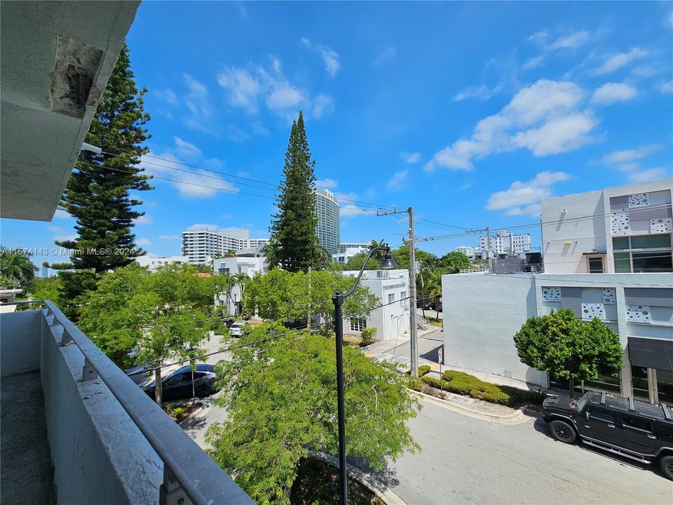 Active With Contract: $250,000 (1 beds, 1 baths, 786 Square Feet)
