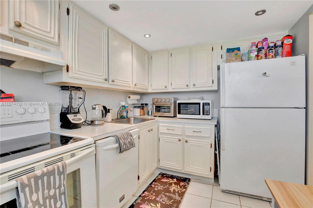 For Sale: $140,000 (2 beds, 2 baths, 1100 Square Feet)