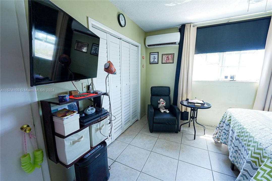 For Sale: $230,000 (1 beds, 1 baths, 695 Square Feet)
