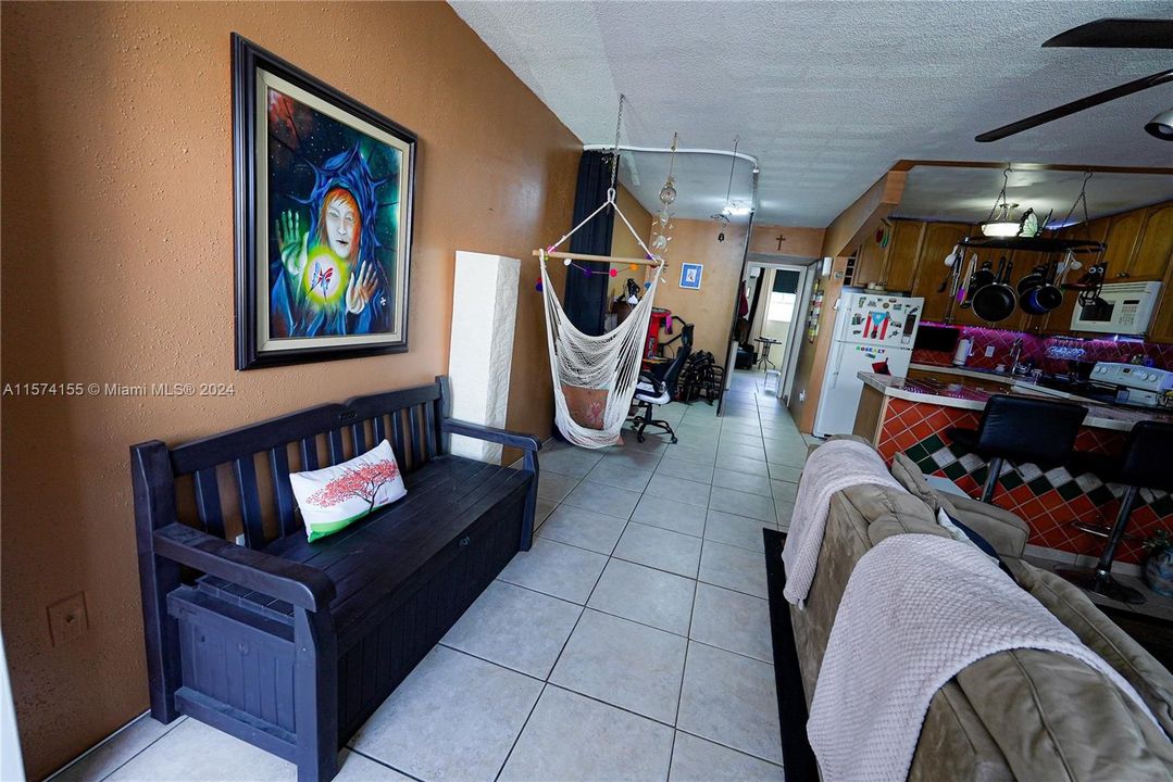 For Sale: $230,000 (1 beds, 1 baths, 695 Square Feet)