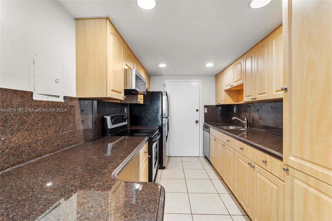 For Sale: $450,000 (1 beds, 1 baths, 980 Square Feet)