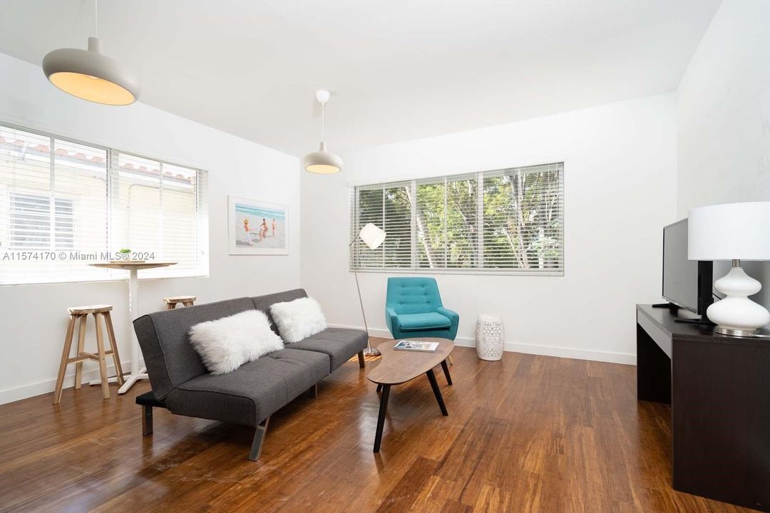 Active With Contract: $2,100 (1 beds, 1 baths, 521 Square Feet)