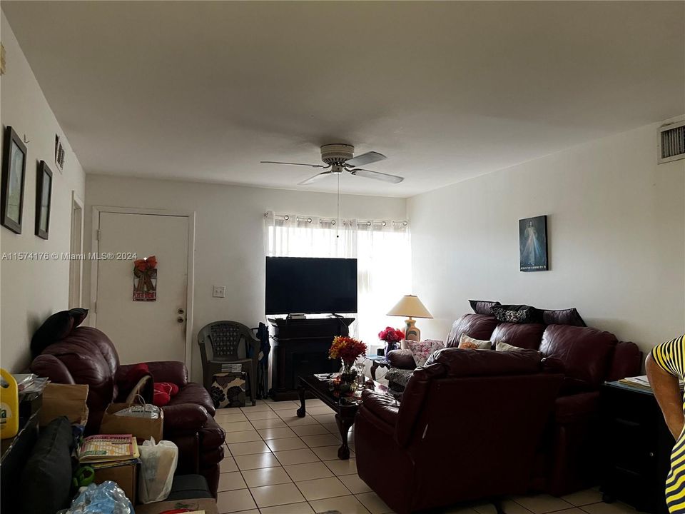 For Sale: $280,000 (2 beds, 1 baths, 952 Square Feet)