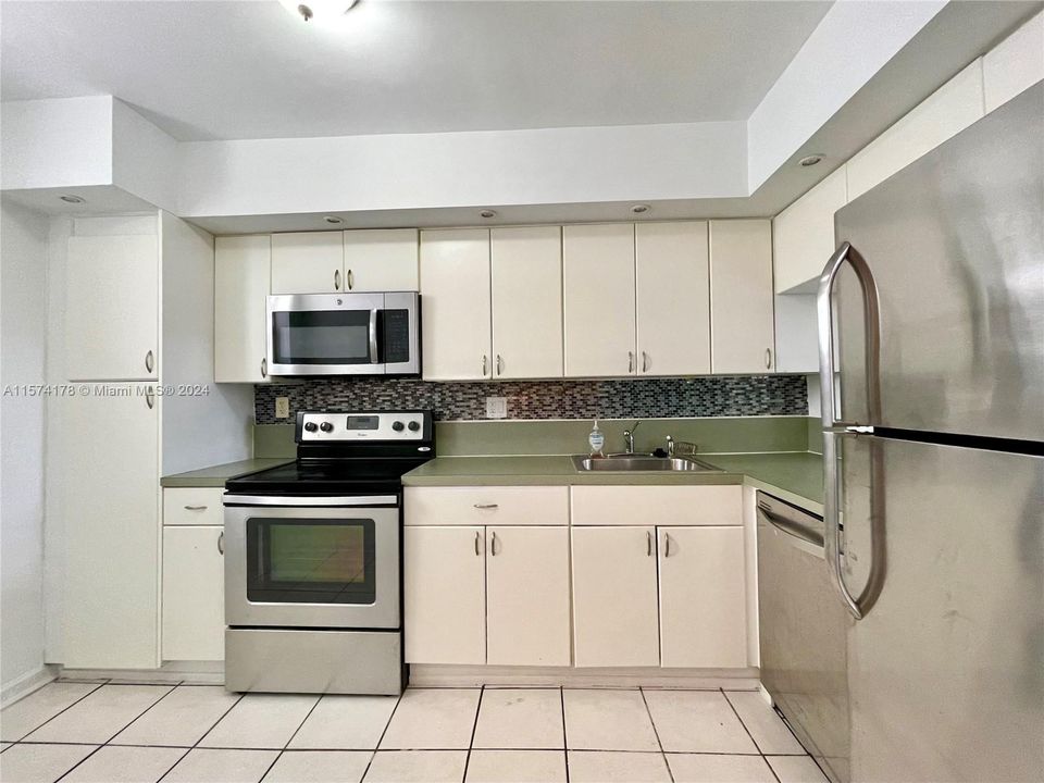For Rent: $1,800 (1 beds, 1 baths, 792 Square Feet)