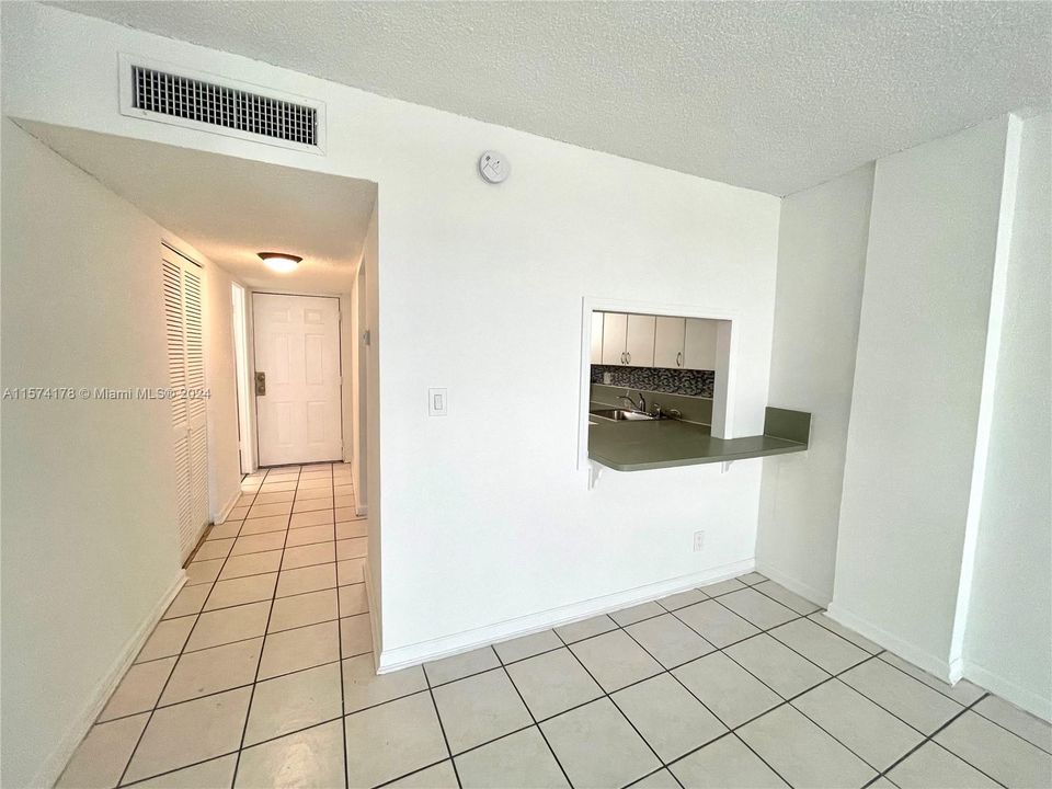 For Rent: $1,800 (1 beds, 1 baths, 792 Square Feet)