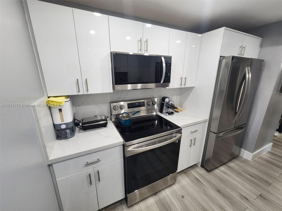 For Sale: $290,000 (2 beds, 2 baths, 980 Square Feet)