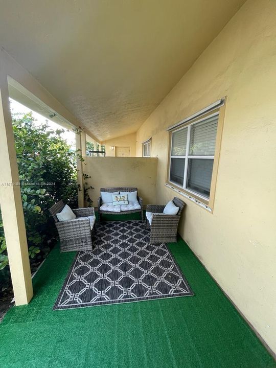 For Rent: $2,000 (1 beds, 1 baths, 695 Square Feet)