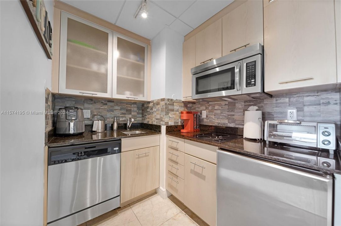 For Sale: $265,000 (1 beds, 1 baths, 585 Square Feet)