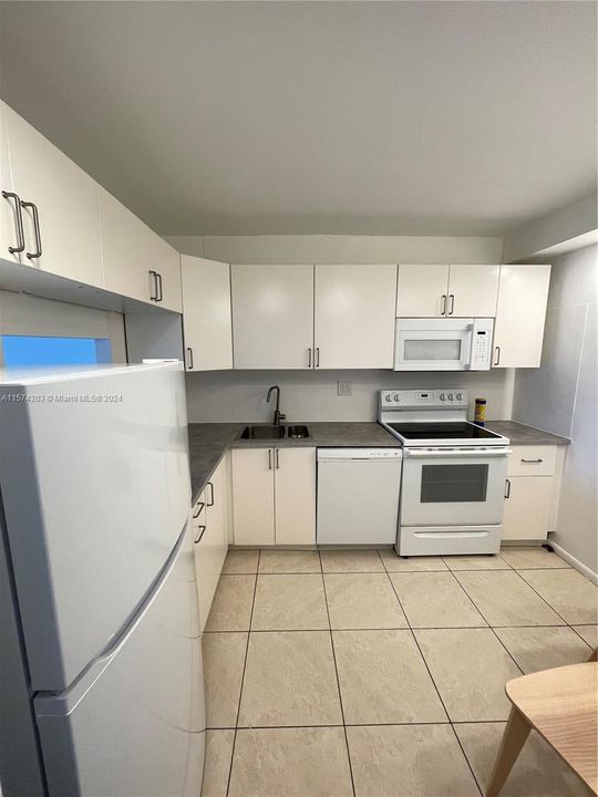 For Rent: $1,800 (1 beds, 1 baths, 670 Square Feet)