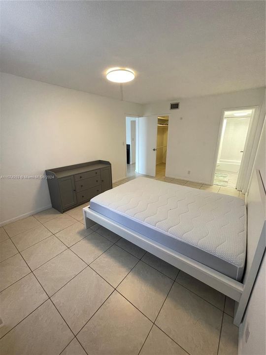 For Rent: $1,800 (1 beds, 1 baths, 670 Square Feet)