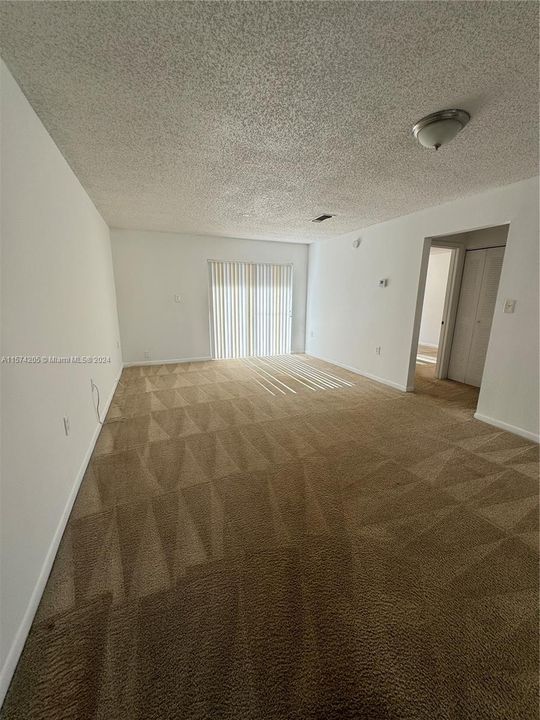 Active With Contract: $1,750 (1 beds, 1 baths, 800 Square Feet)