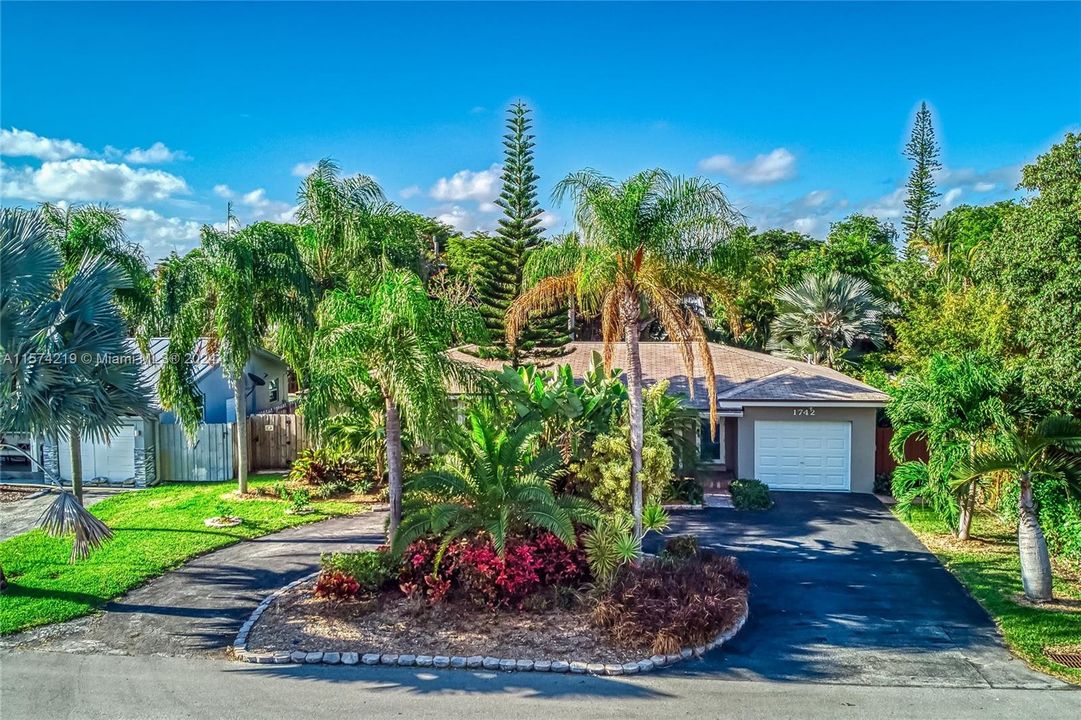 Active With Contract: $4,951 (3 beds, 2 baths, 1238 Square Feet)