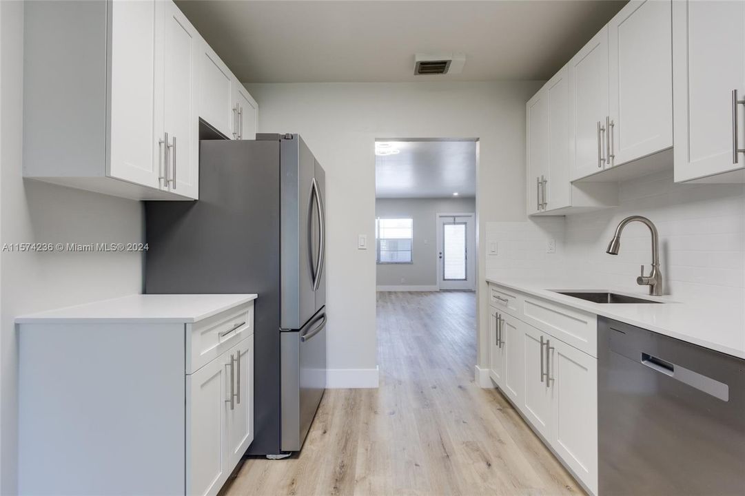 Active With Contract: $129,999 (1 beds, 1 baths, 735 Square Feet)