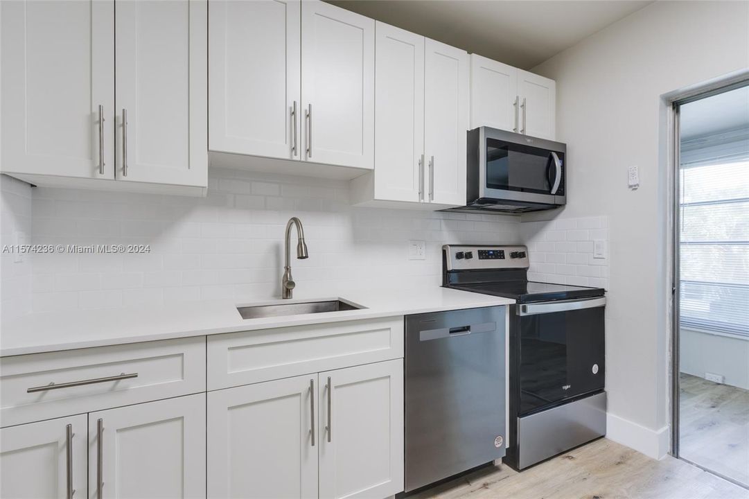 Active With Contract: $129,999 (1 beds, 1 baths, 735 Square Feet)