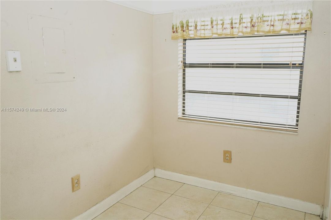 For Sale: $165,000 (1 beds, 2 baths, 852 Square Feet)