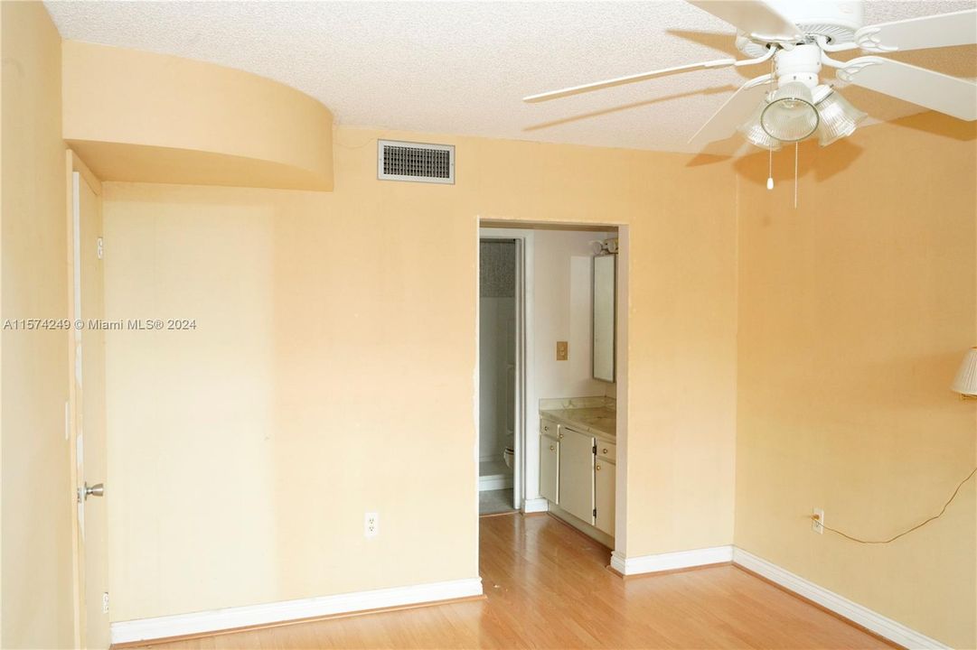 For Sale: $160,000 (1 beds, 2 baths, 852 Square Feet)