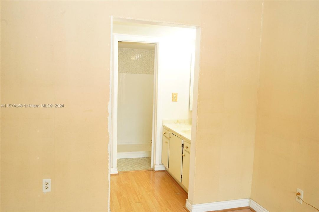 For Sale: $160,000 (1 beds, 2 baths, 852 Square Feet)