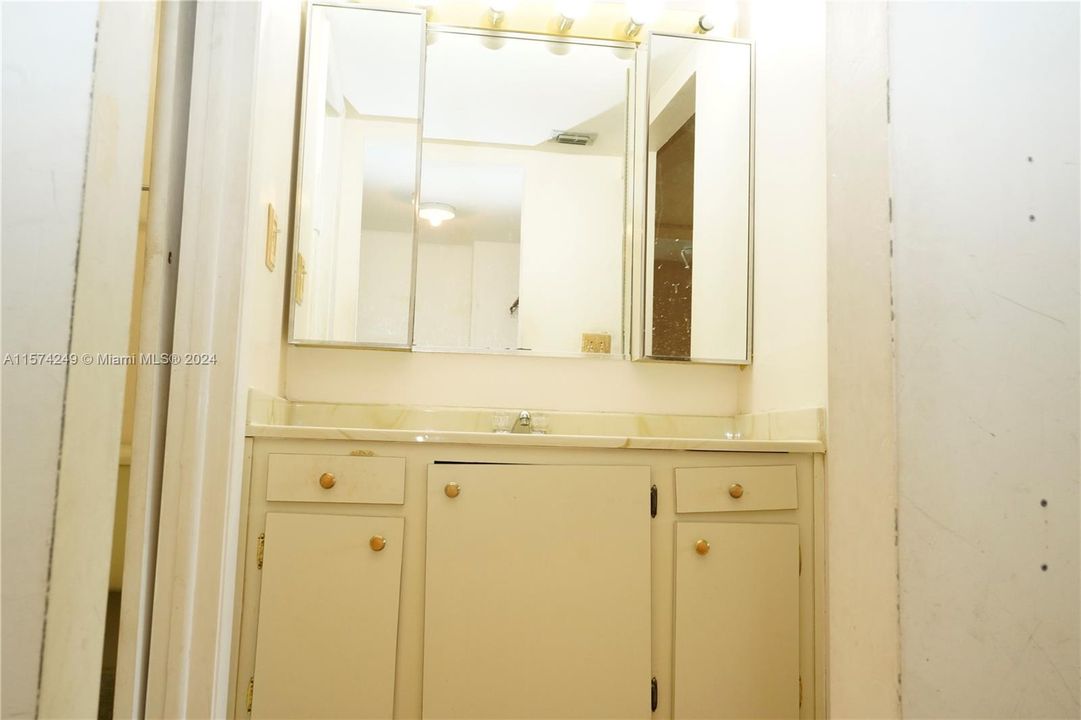 For Sale: $165,000 (1 beds, 2 baths, 852 Square Feet)