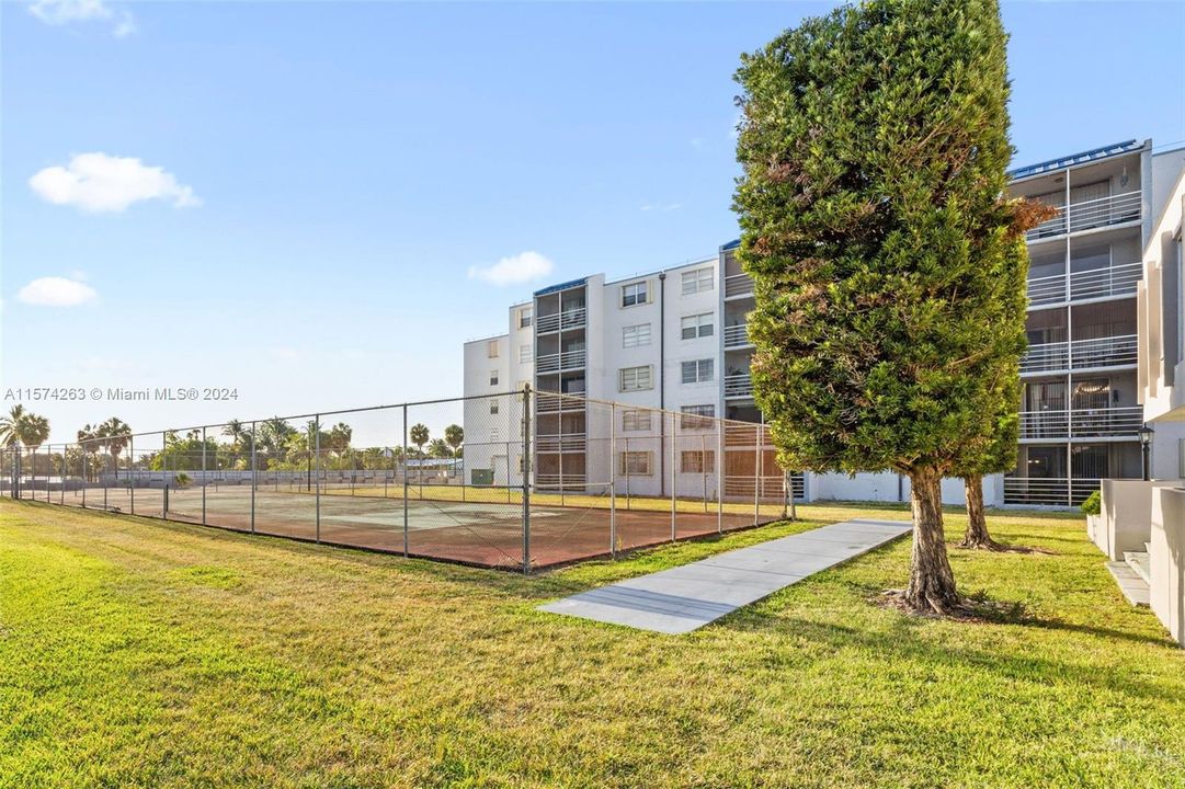 For Sale: $273,000 (2 beds, 2 baths, 1135 Square Feet)