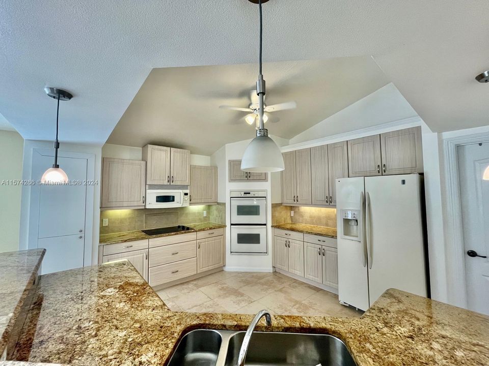 Recently Rented: $3,200 (4 beds, 2 baths, 2310 Square Feet)